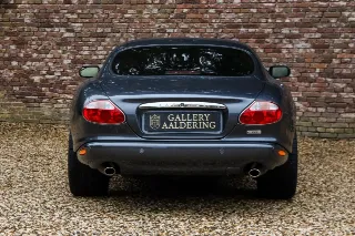 Foto 6 di 106: Jaguar XK8 4.2 Coupe “Slate Grey – XKR Optics”