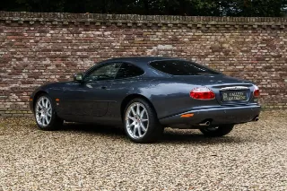 Foto 81 di 106: Jaguar XK8 4.2 Coupe “Slate Grey – XKR Optics”
