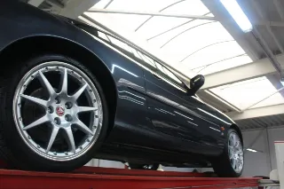 Foto 86 di 106: Jaguar XK8 4.2 Coupe “Slate Grey – XKR Optics”