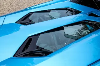 Foto 104 di 115: Lamborghini Aventador S Roadster “Blu Aegir over Bianco Polar”