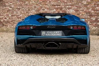 Foto 111 di 115: Lamborghini Aventador S Roadster “Blu Aegir over Bianco Polar”