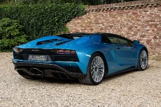 Foto 112 di 115: Lamborghini Aventador S Roadster “Blu Aegir over Bianco Polar”