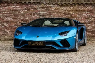 Foto 11 di 115: Lamborghini Aventador S Roadster “Blu Aegir over Bianco Polar”