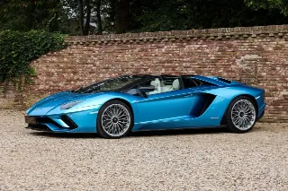 Foto 15 di 115: Lamborghini Aventador S Roadster “Blu Aegir over Bianco Polar”