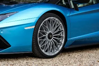 Foto 17 di 115: Lamborghini Aventador S Roadster “Blu Aegir over Bianco Polar”