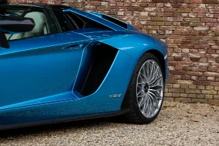 Foto 18 di 115: Lamborghini Aventador S Roadster “Blu Aegir over Bianco Polar”