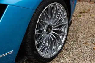 Foto 21 di 115: Lamborghini Aventador S Roadster “Blu Aegir over Bianco Polar”