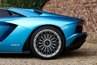 Foto 23 di 115: Lamborghini Aventador S Roadster “Blu Aegir over Bianco Polar”