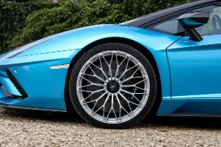 Foto 24 di 115: Lamborghini Aventador S Roadster “Blu Aegir over Bianco Polar”