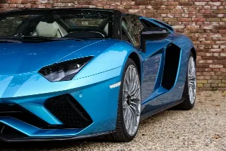 Foto 25 di 115: Lamborghini Aventador S Roadster “Blu Aegir over Bianco Polar”