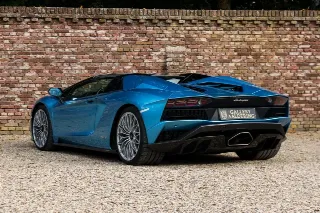 Foto 2 di 115: Lamborghini Aventador S Roadster “Blu Aegir over Bianco Polar”