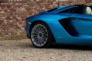 Foto 36 di 115: Lamborghini Aventador S Roadster “Blu Aegir over Bianco Polar”