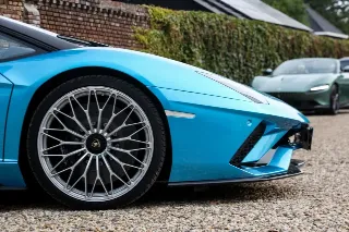 Foto 37 di 115: Lamborghini Aventador S Roadster “Blu Aegir over Bianco Polar”