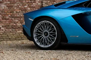 Foto 38 di 115: Lamborghini Aventador S Roadster “Blu Aegir over Bianco Polar”