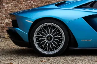 Foto 39 di 115: Lamborghini Aventador S Roadster “Blu Aegir over Bianco Polar”