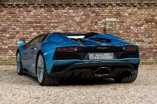 Foto 45 di 115: Lamborghini Aventador S Roadster “Blu Aegir over Bianco Polar”