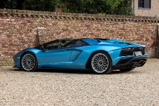 Foto 47 di 115: Lamborghini Aventador S Roadster “Blu Aegir over Bianco Polar”