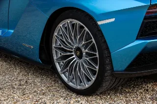 Foto 50 di 115: Lamborghini Aventador S Roadster “Blu Aegir over Bianco Polar”