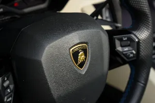 Foto 59 di 115: Lamborghini Aventador S Roadster “Blu Aegir over Bianco Polar”