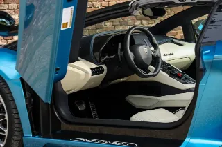 Foto 61 di 115: Lamborghini Aventador S Roadster “Blu Aegir over Bianco Polar”
