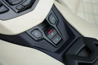 Foto 69 di 115: Lamborghini Aventador S Roadster “Blu Aegir over Bianco Polar”