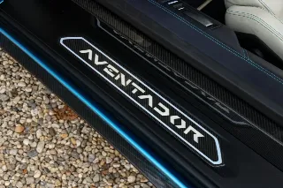 Foto 70 di 115: Lamborghini Aventador S Roadster “Blu Aegir over Bianco Polar”