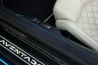 Foto 71 di 115: Lamborghini Aventador S Roadster “Blu Aegir over Bianco Polar”