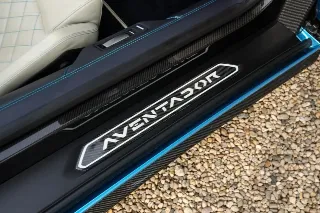 Foto 91 di 115: Lamborghini Aventador S Roadster “Blu Aegir over Bianco Polar”