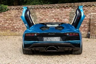 Foto 98 di 115: Lamborghini Aventador S Roadster “Blu Aegir over Bianco Polar”