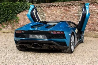 Foto 99 di 115: Lamborghini Aventador S Roadster “Blu Aegir over Bianco Polar”