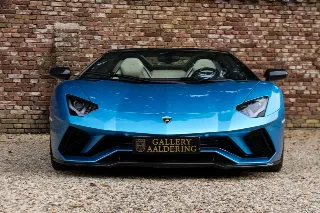 Foto 9 di 115: Lamborghini Aventador S Roadster “Blu Aegir over Bianco Polar”