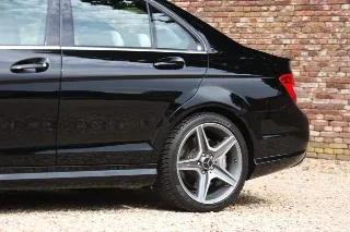 Foto 28 di 76: Mercedes-Benz C 63 AMG Designo Porcelain Interior “Less than 21.000 kms”