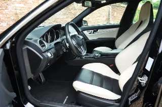 Foto 40 di 76: Mercedes-Benz C 63 AMG Designo Porcelain Interior “Less than 21.000 kms”