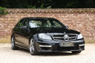 Foto 50 di 76: Mercedes-Benz C 63 AMG Designo Porcelain Interior “Less than 21.000 kms”
