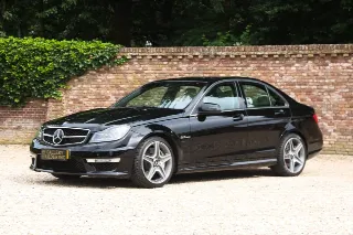 Foto 60 di 76: Mercedes-Benz C 63 AMG Designo Porcelain Interior “Less than 21.000 kms”