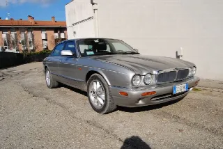 Foto 1 di 4: JAGUAR XJ8(1997-2004) 4.0 Executive 8 cilindri  iscritta ASI  