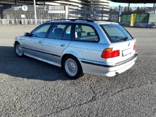 Foto 2 di 8: BMW 5 Series (1995-2003)  528i Touring  Attiva       
