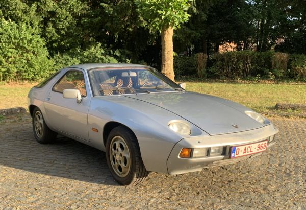 PORSCHE 928