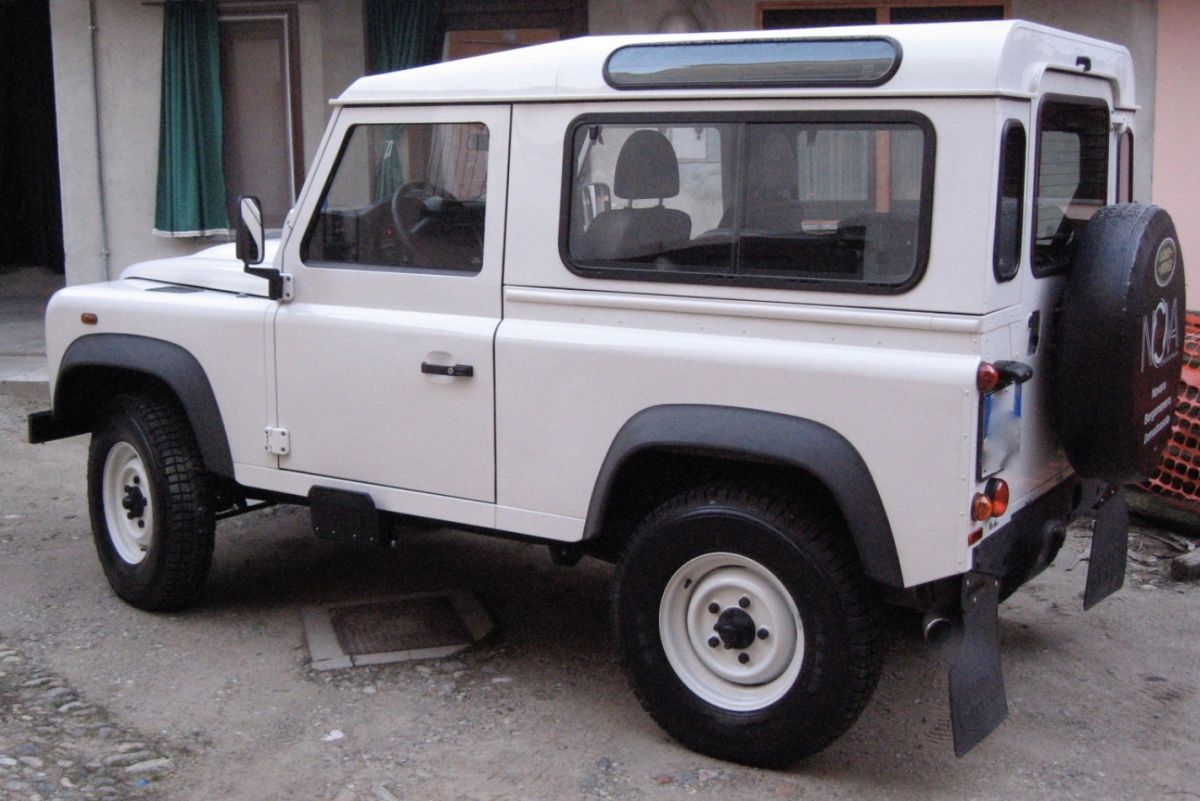 LAND ROVER Defender (1984-) DEFENDER 90 TD SW 
