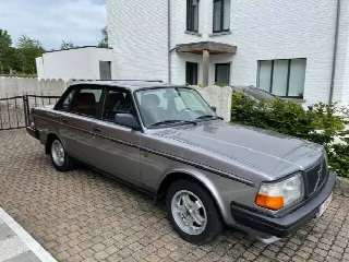Foto 2 di 9: VOLVO 240  