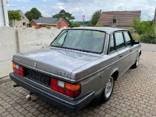 Foto 4 di 9: VOLVO 240  