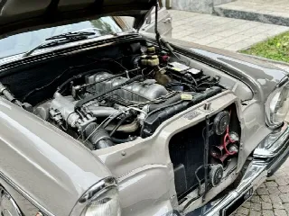 Foto 18 di 26: MERCEDES-BENZ 280 SE  