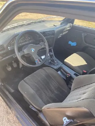 Foto 2 di 10: BMW 320I e30     