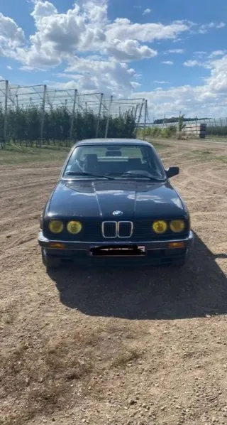 Foto 6 di 10: BMW 320I e30     
