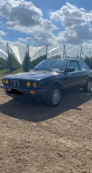 Foto 8 di 10: BMW 320I e30     