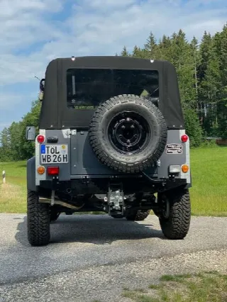 Foto 2 di 8: LAND ROVER Defender (1984-)   90