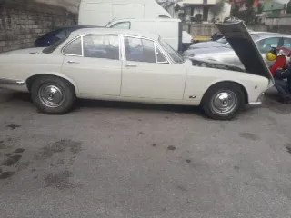 Foto 9 di 9: JAGUAR XJ6(1968-1987)  2,8  