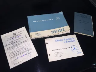 Foto 10 di 10: MERCEDES-BENZ 220 b codine (Heckflosse) 