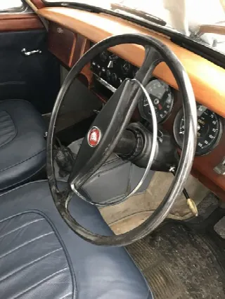 Foto 12 di 13: JAGUAR MKII 2,4  cambio manuale 6 cilindri 
