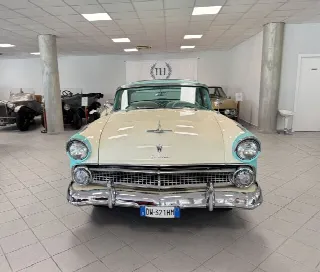 Foto 2 di 27: FORD Fairlane Crown Victoria   